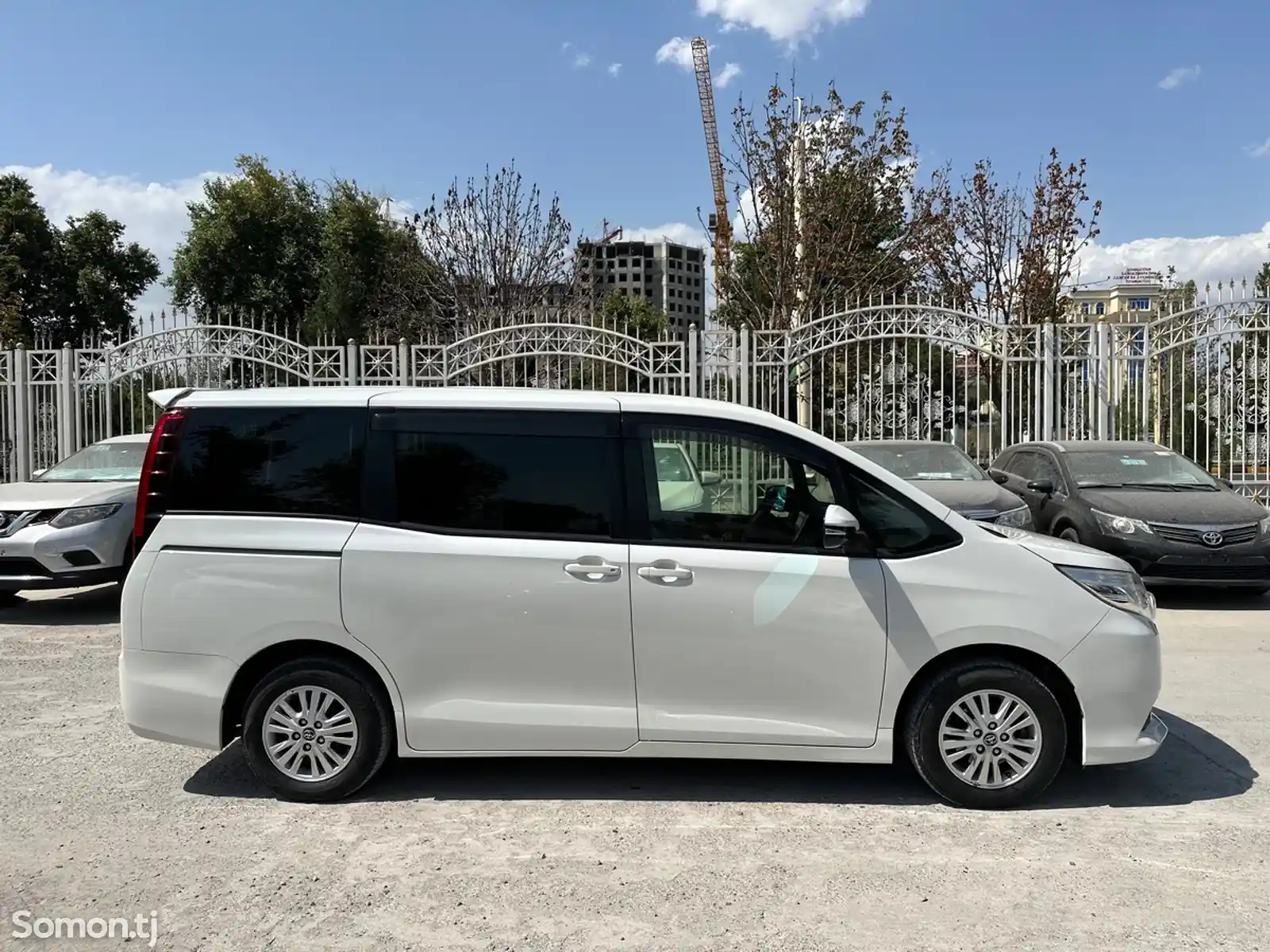 Toyota Noah, 2014-4