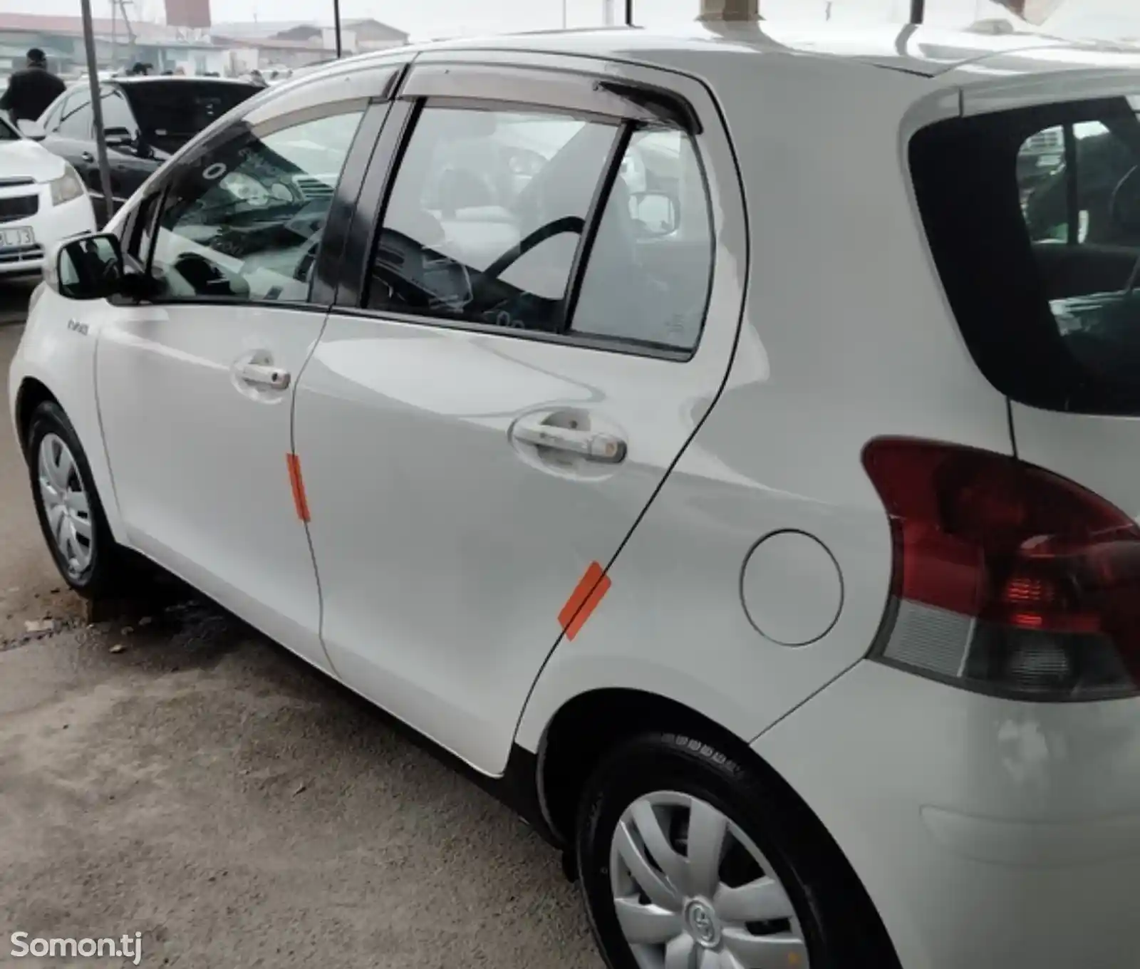 Стекла задних дверей на Toyota Vitz-1