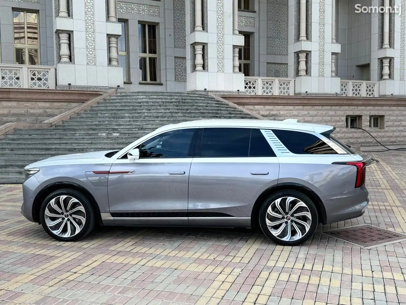 Hongqi E-HS9, 2022-7