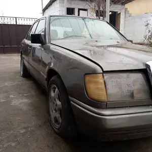 Mercedes-Benz W124, 1987