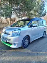 Toyota Voxy, 2008-2