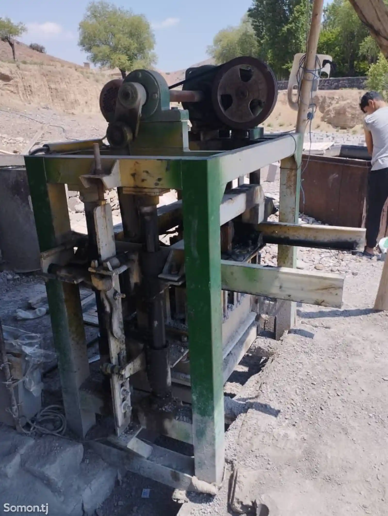 Аппарат для производства цементных блока-2