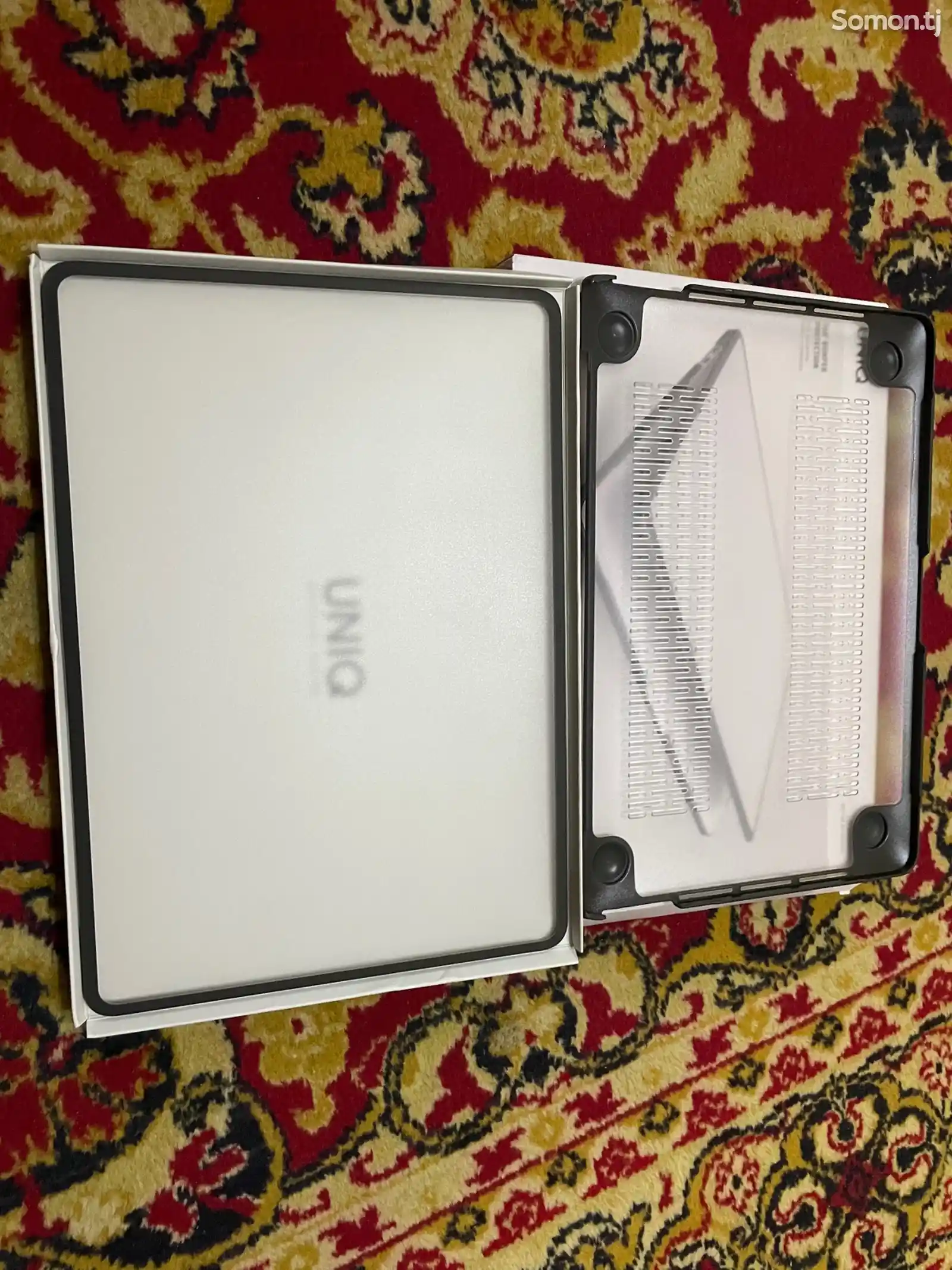 Чехол-накладка Uniq на MacBook Pro 13-2