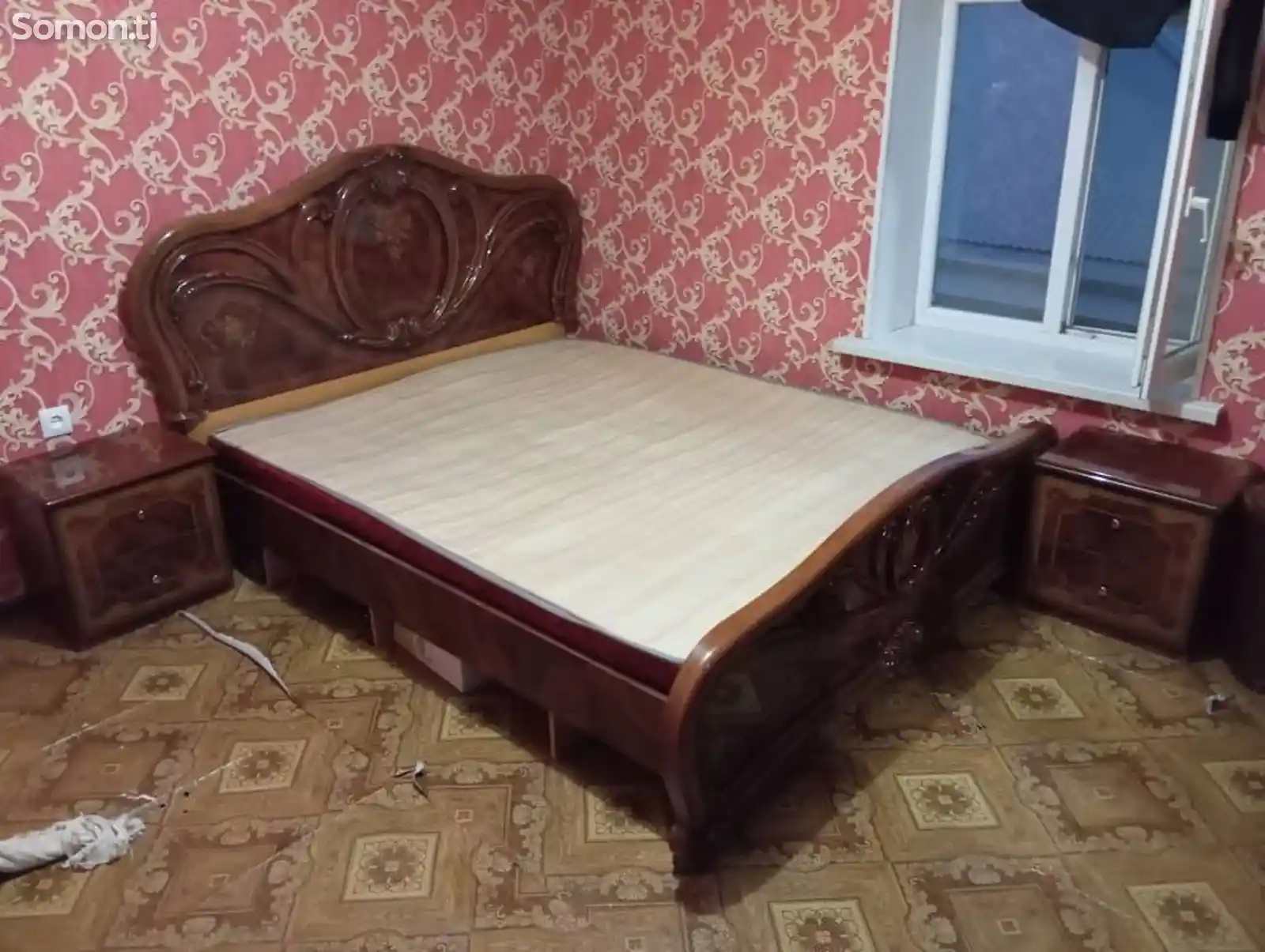 Итальянский кровать с тумбочками и комодом-1