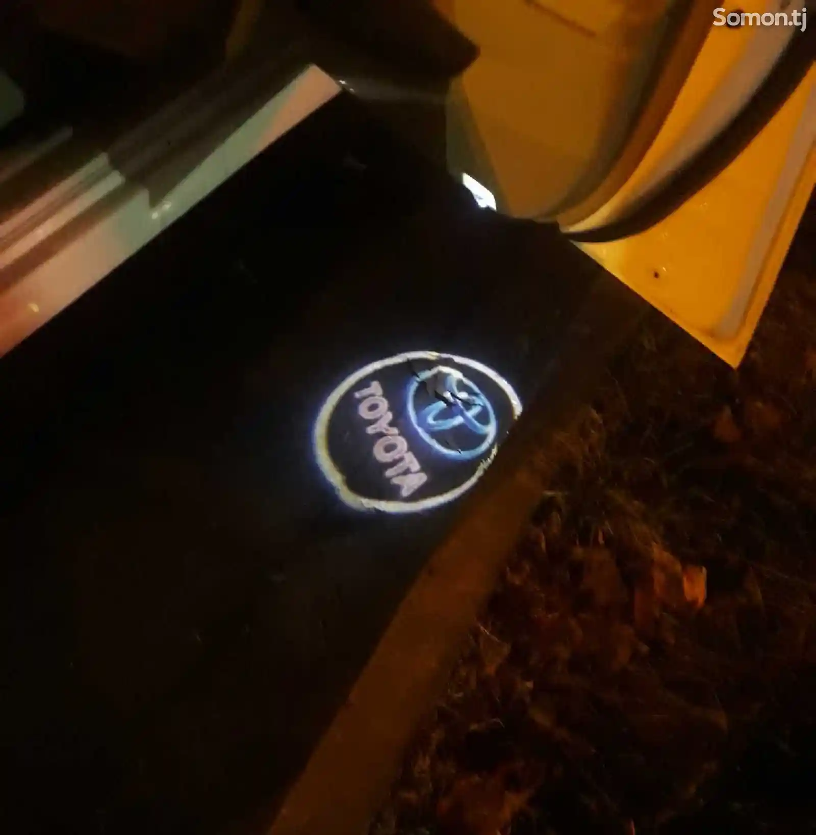 Подсветка на двери Toyota Camry-1