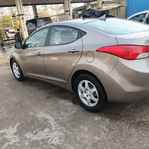 Hyundai Elantra, 2011