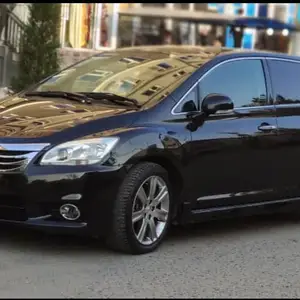 Toyota Mark X ZiO, 2010