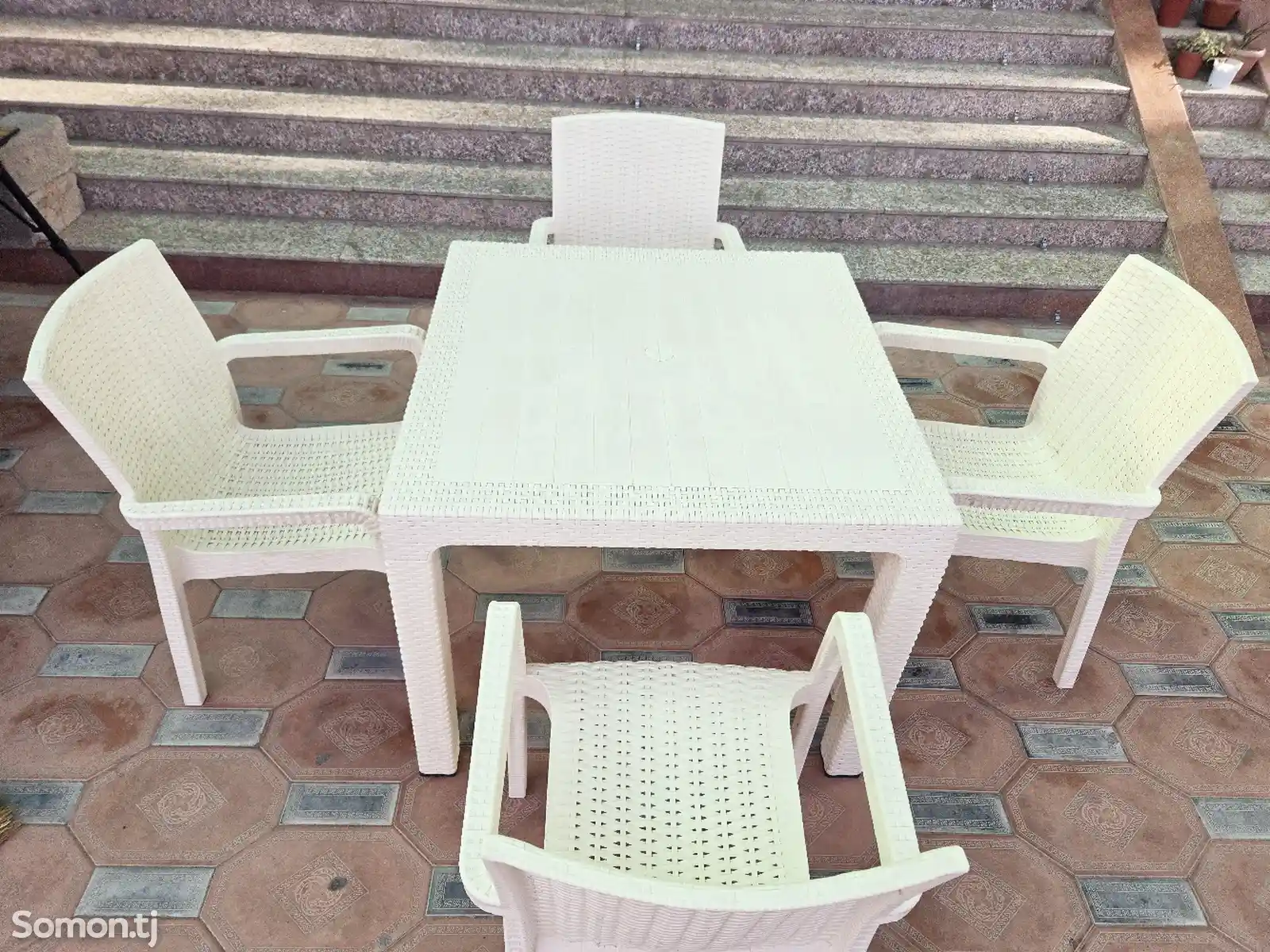 Стол с стульями для сада