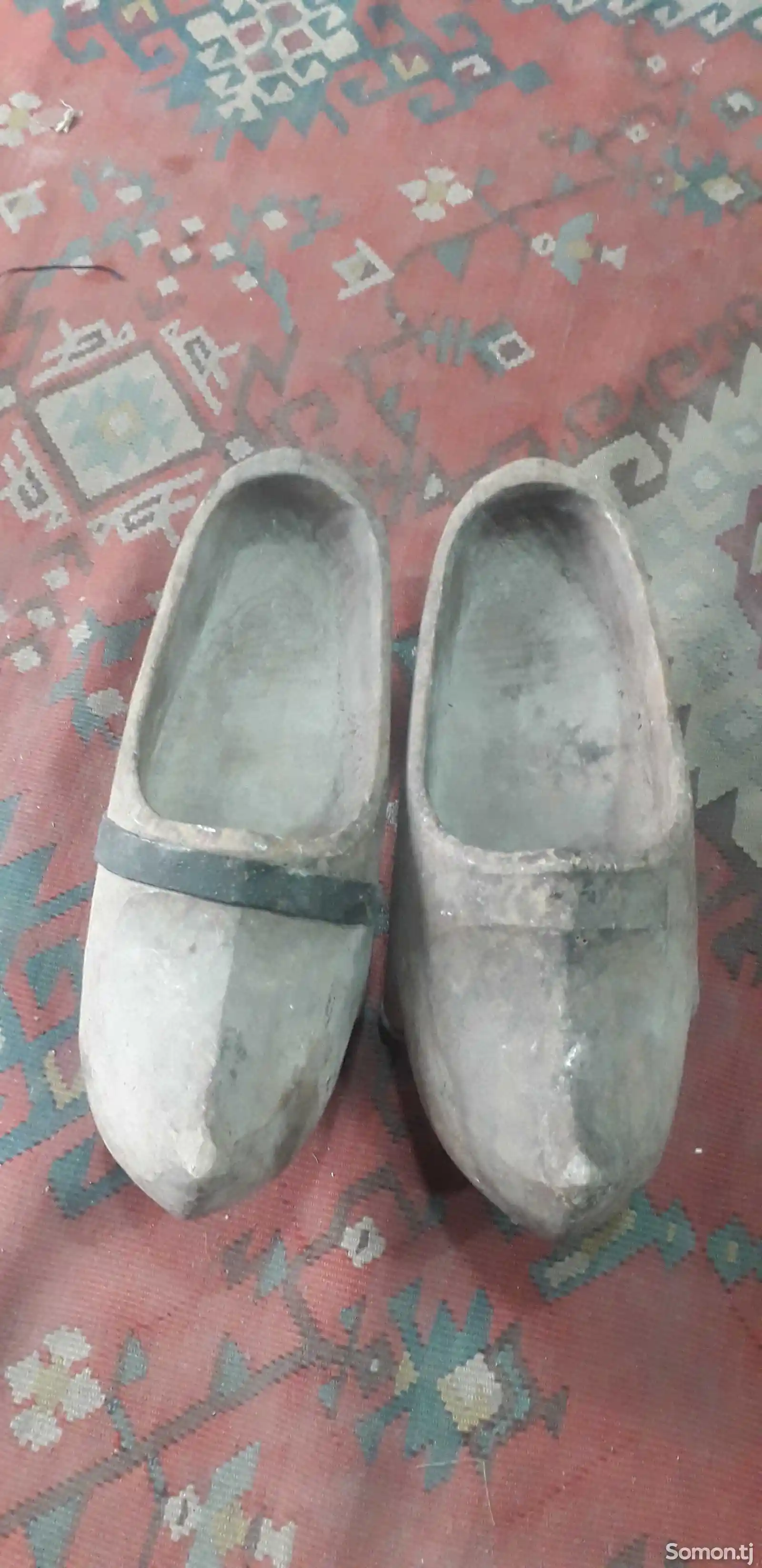 Стариная деревянная обувь-2