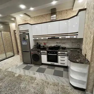 2-комн. квартира, 1 этаж, 80м², дом печати