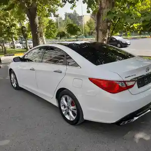 Hyundai Sonata, 2011