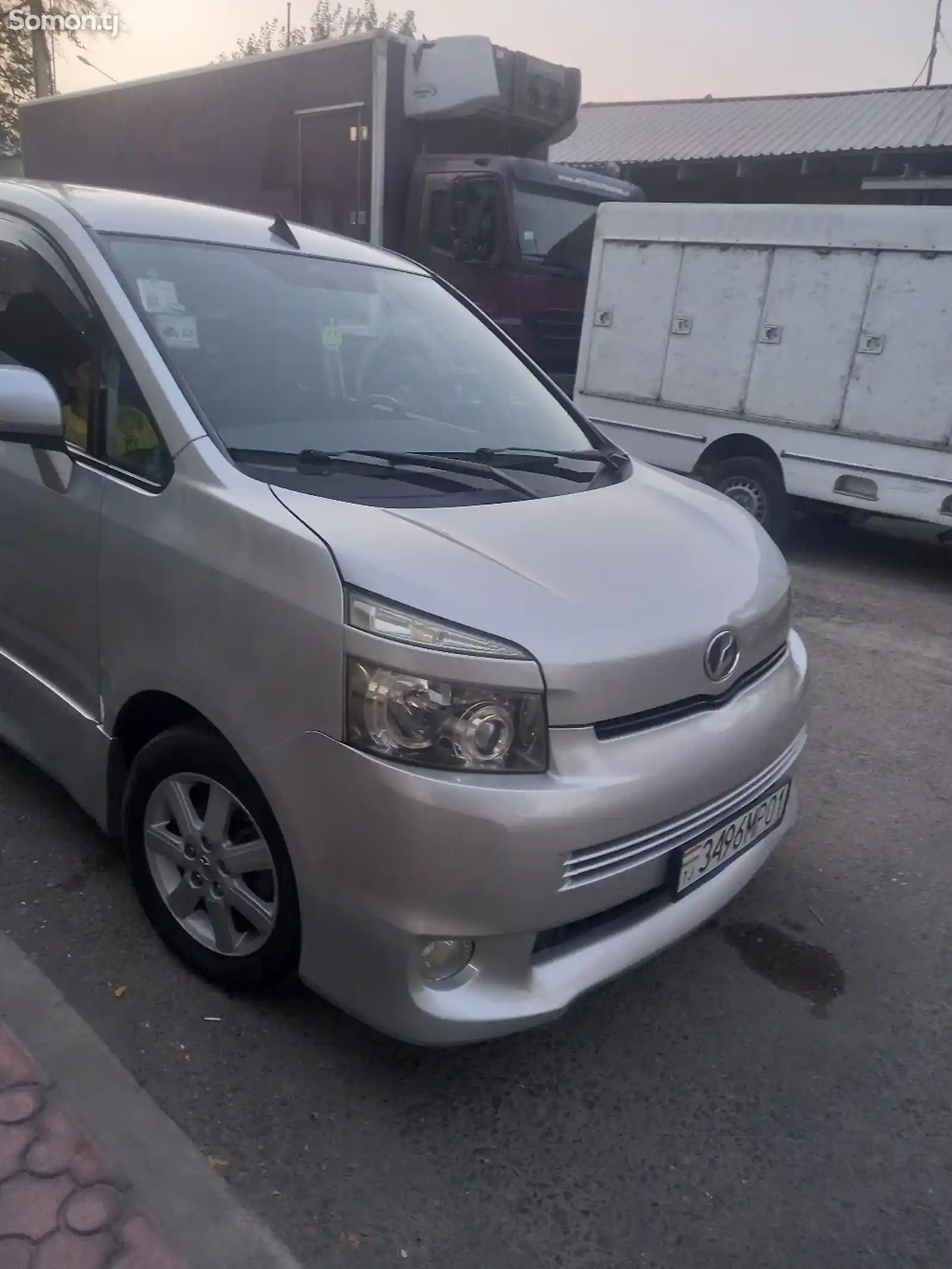 Toyota Voxy, 2008-12