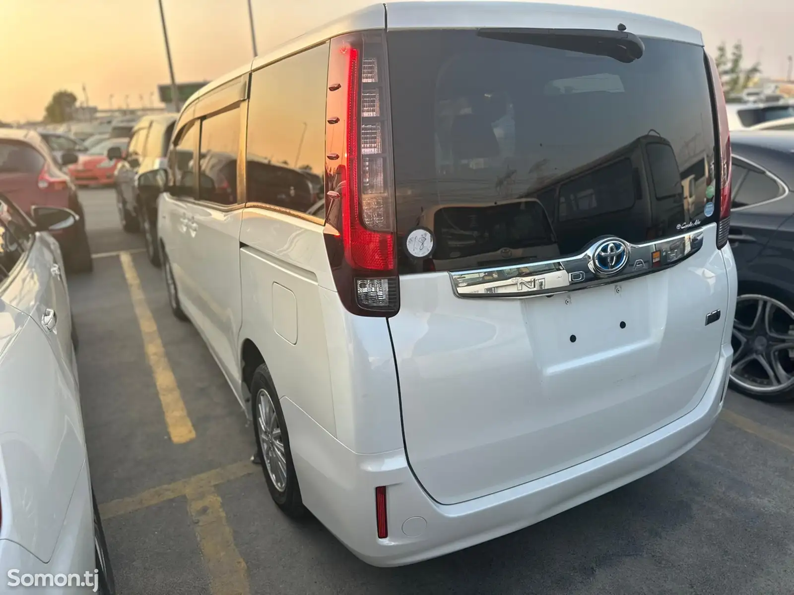 Toyota Noah, 2014-3