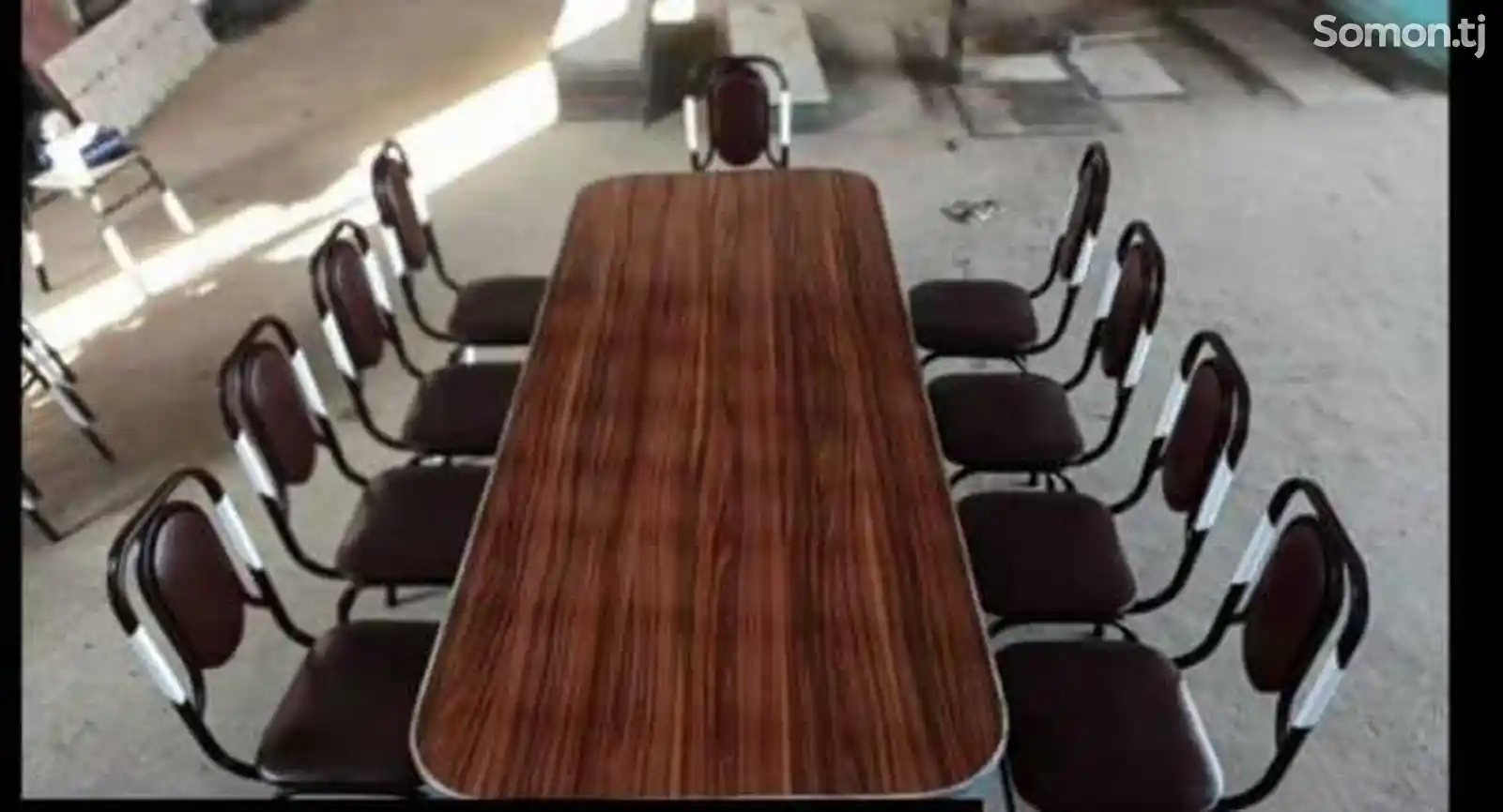 Стол со стульями