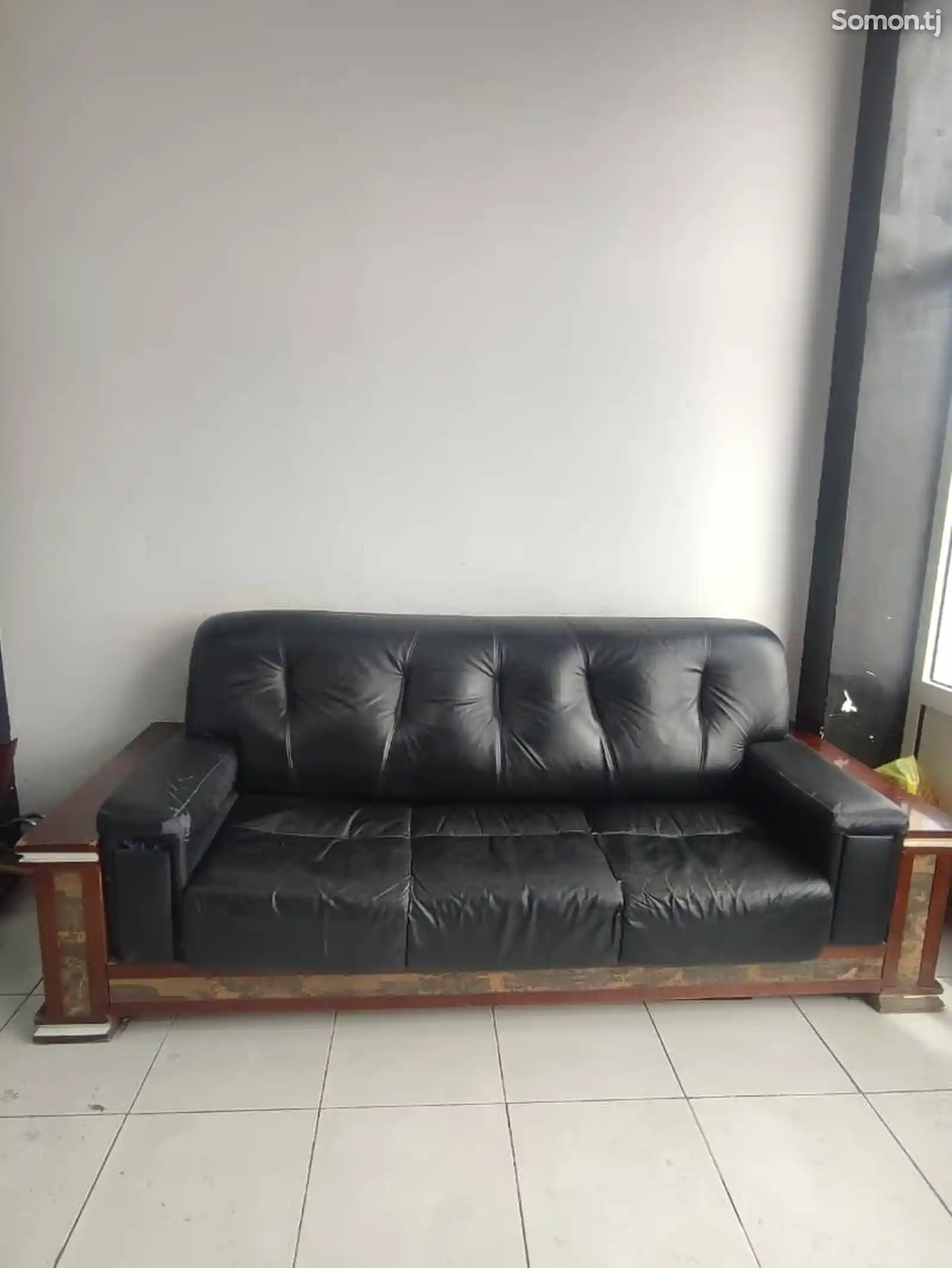 Кожаный диван-1