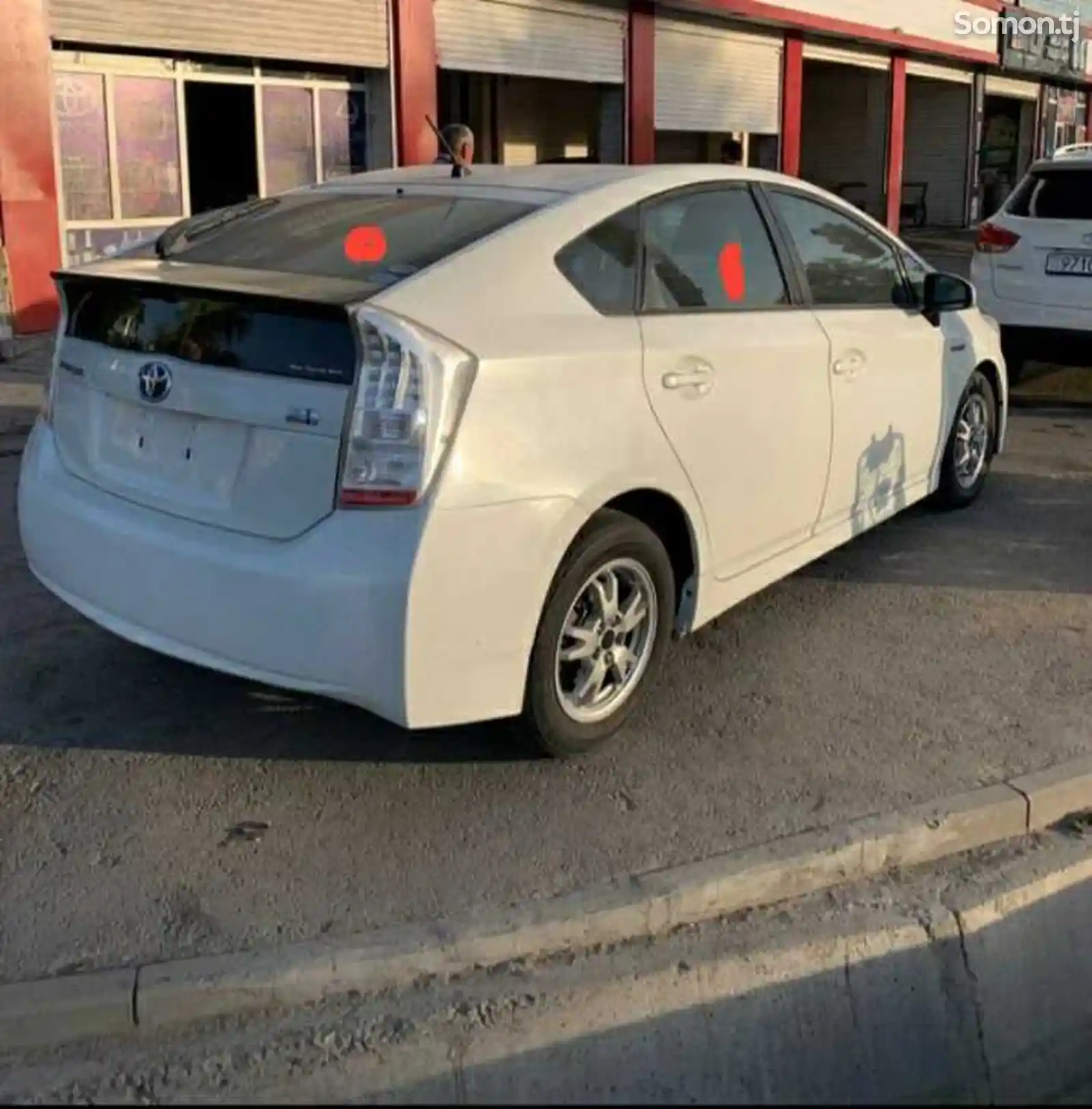 Задние нетонированные стекла на Toyota Prius