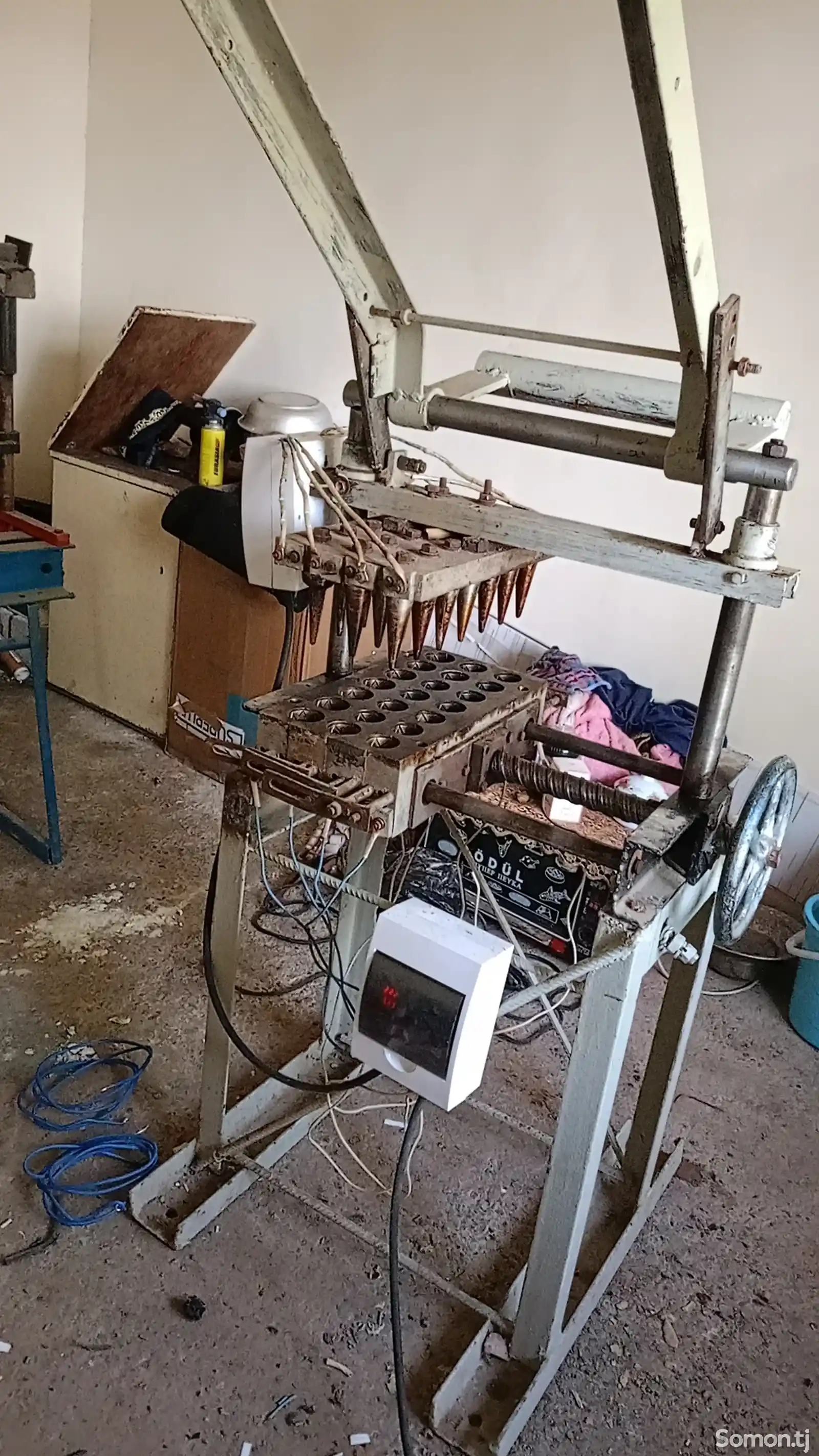 Аппарат по производству вафельных рожков-1