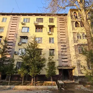 3-комн. квартира, 1 этаж, 54 м², 102 мкр