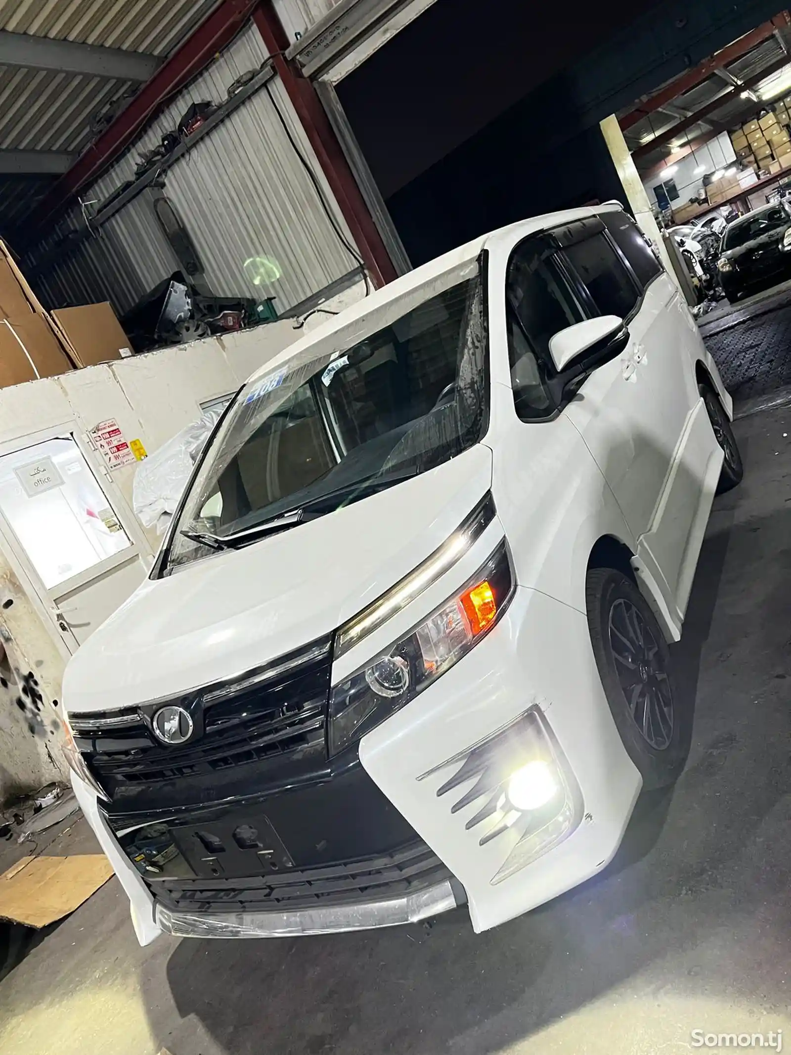 Toyota Voxy, 2014-10