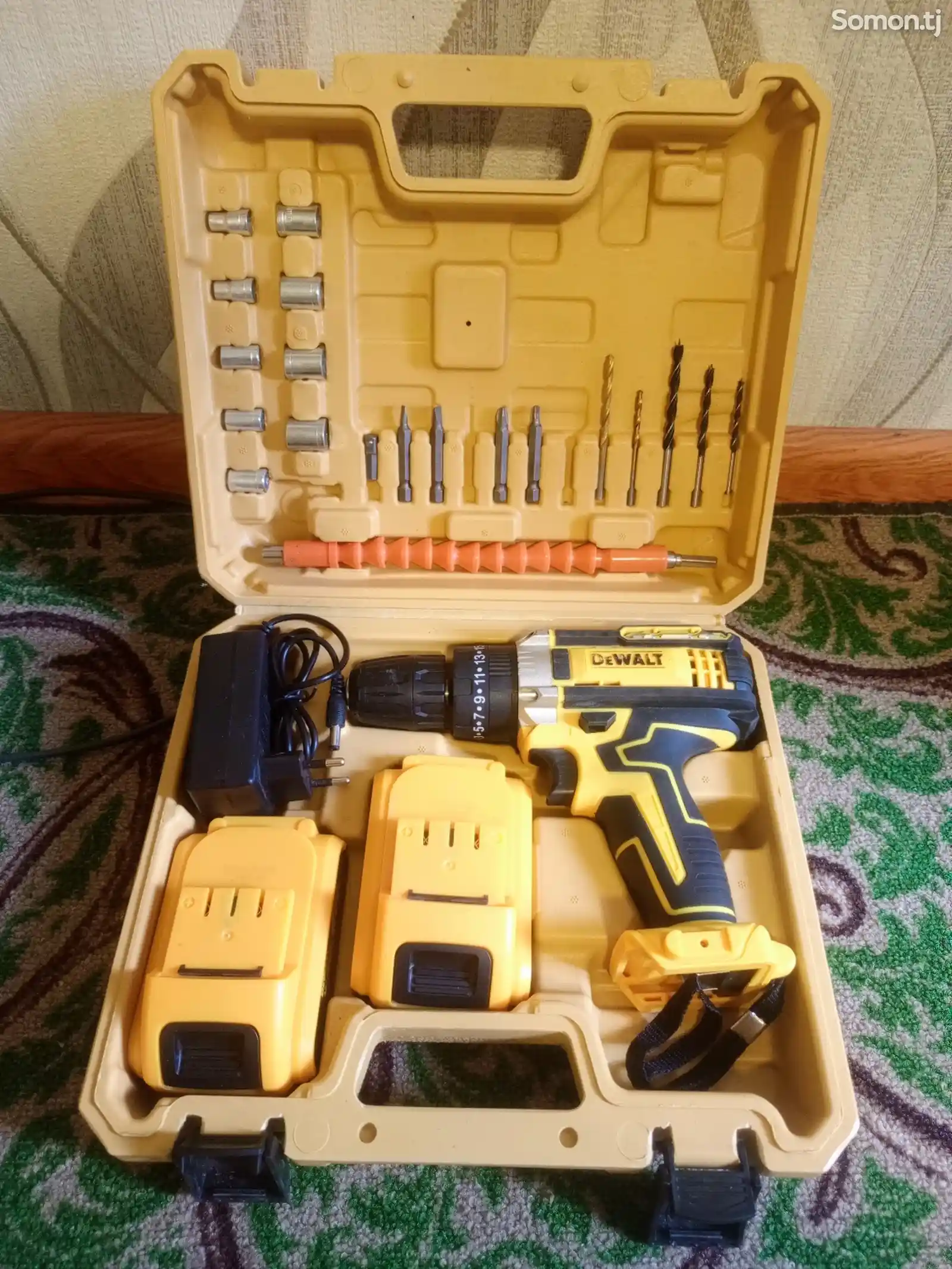 Шуруповёрт DeWalt-1