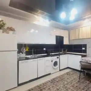 3-комн. квартира, Цокольный этаж, 65м², 13 мкр