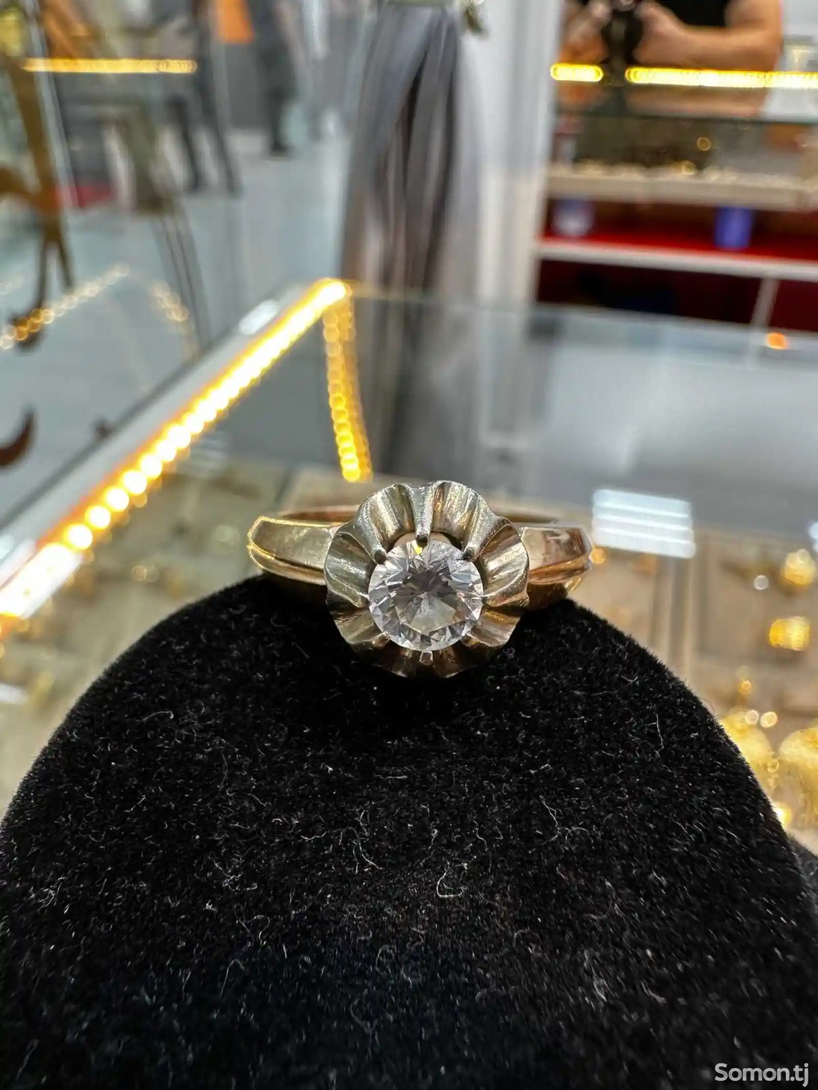Золотое кольцо с бриллиантом 1 карат-9