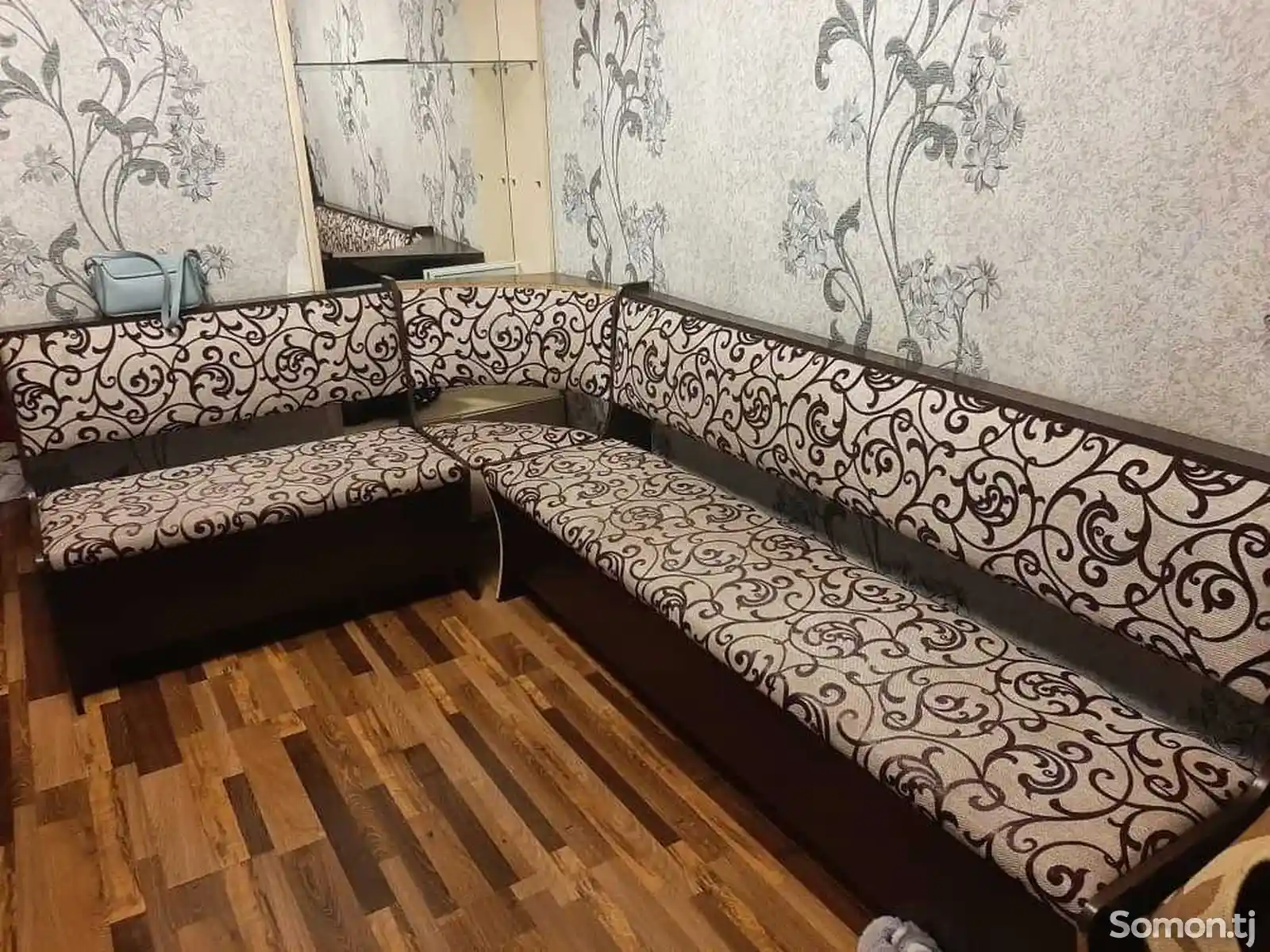 Угловой диван со столом и стульями для кухни-1