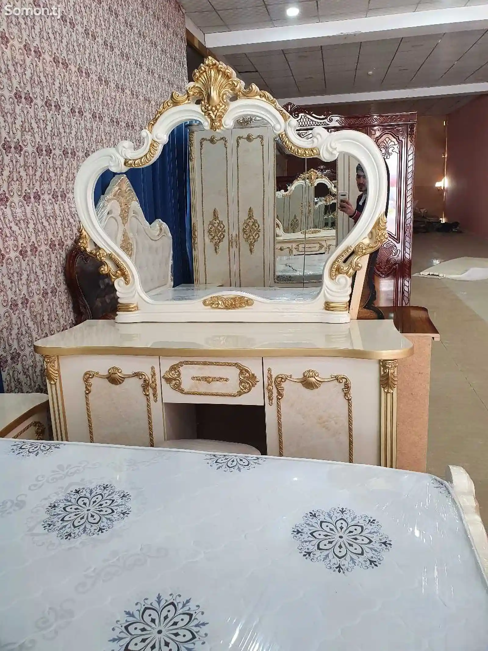 Королевский спальный гарнитур-5