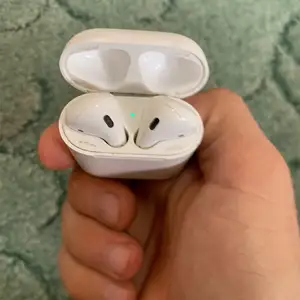 Наушники AirPods