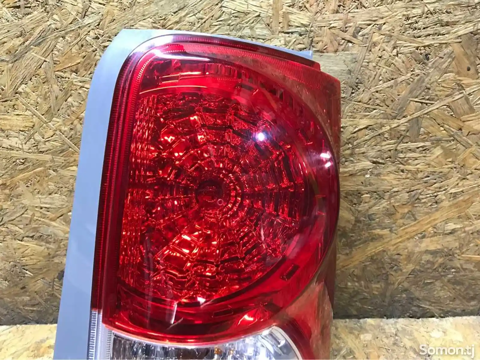 Задний правый фонарь на Toyota Rumion-4