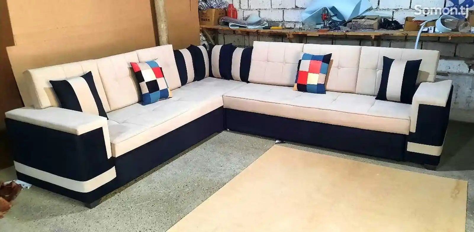 Угловой диван в стиле Хай-Тек-1