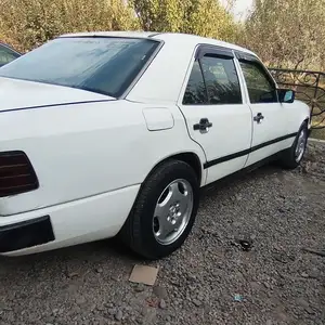 Mercedes-Benz W124, 1987