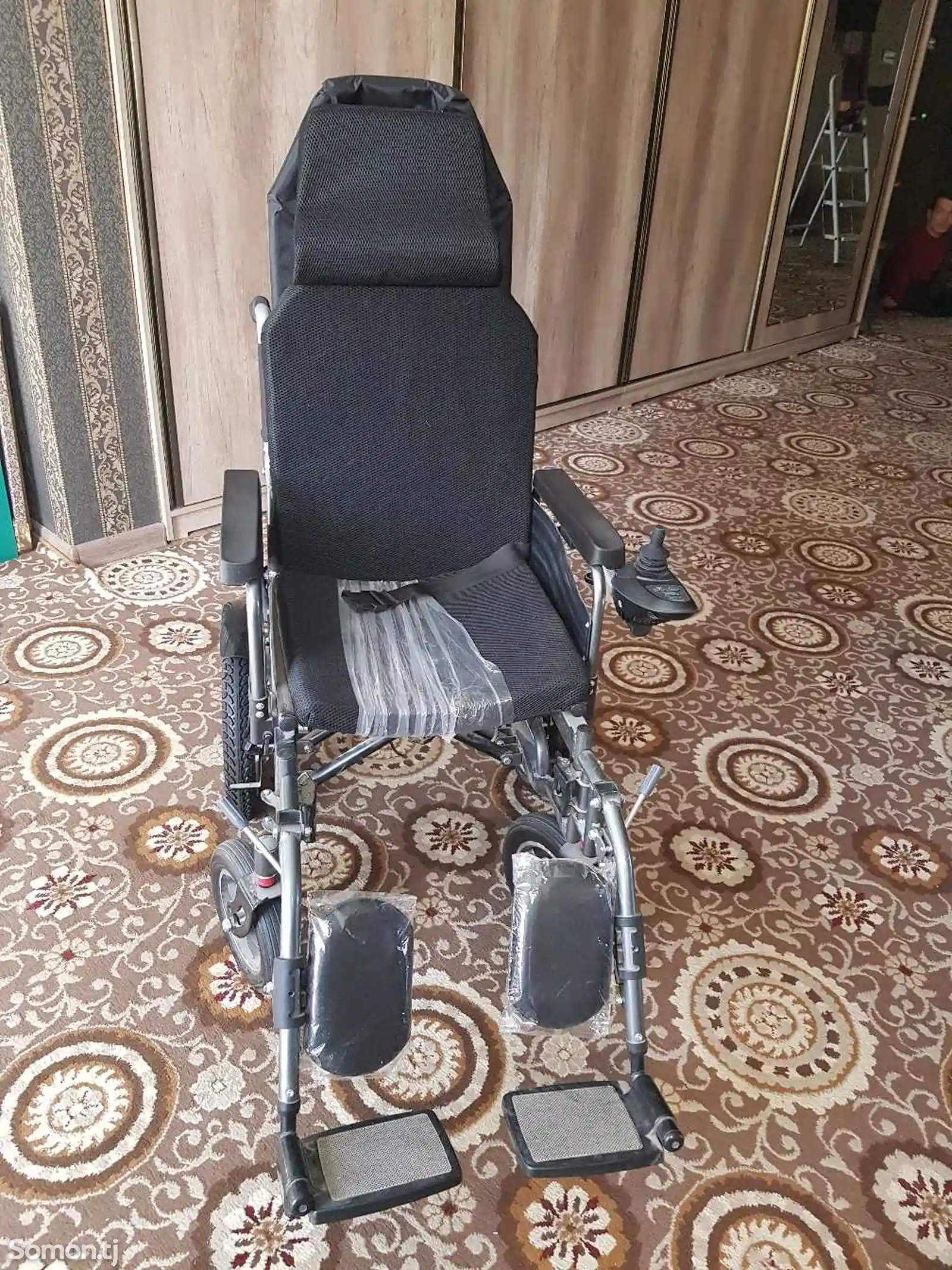 Кресло-коляска с электроприводом-1