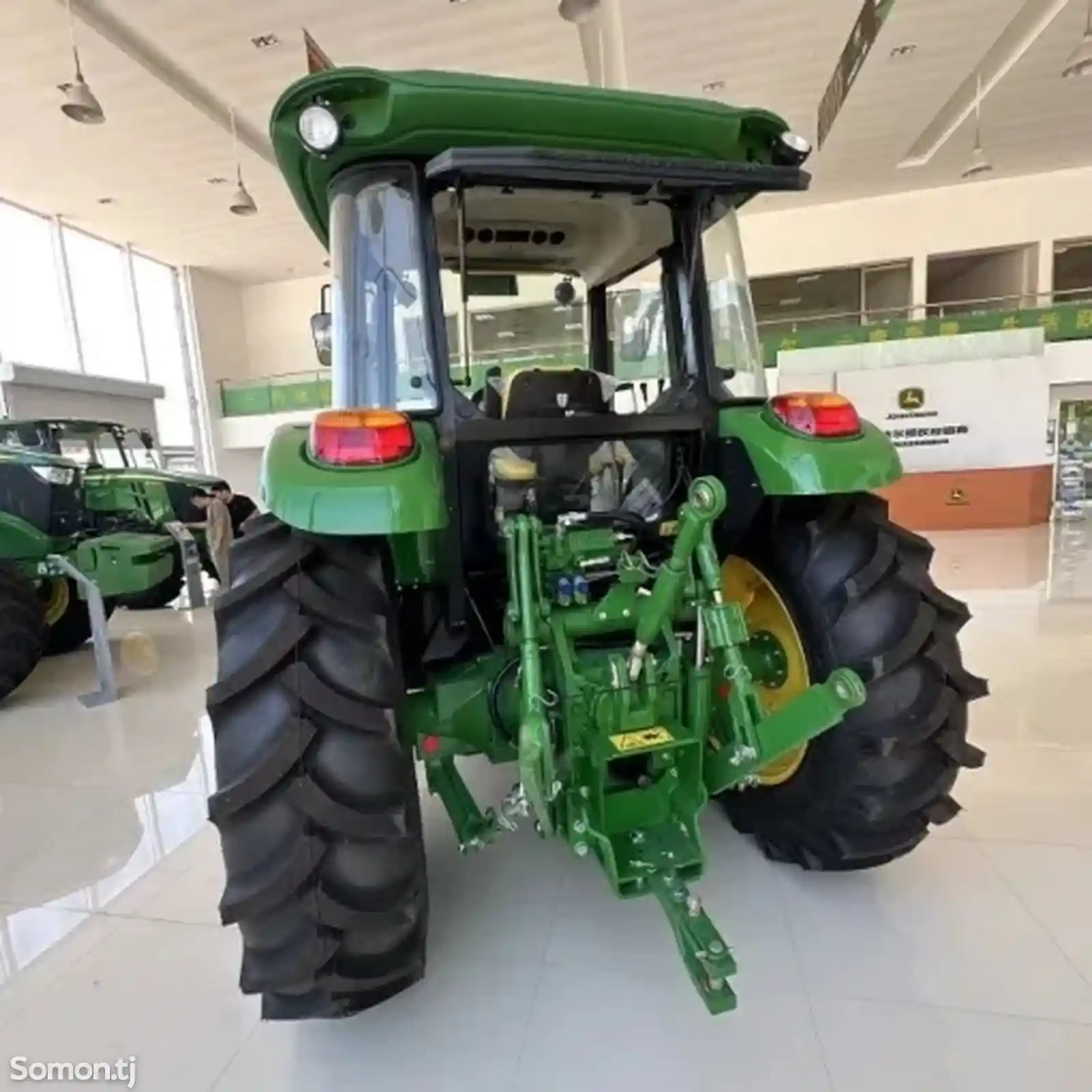 Трактор John Deere 1204-8