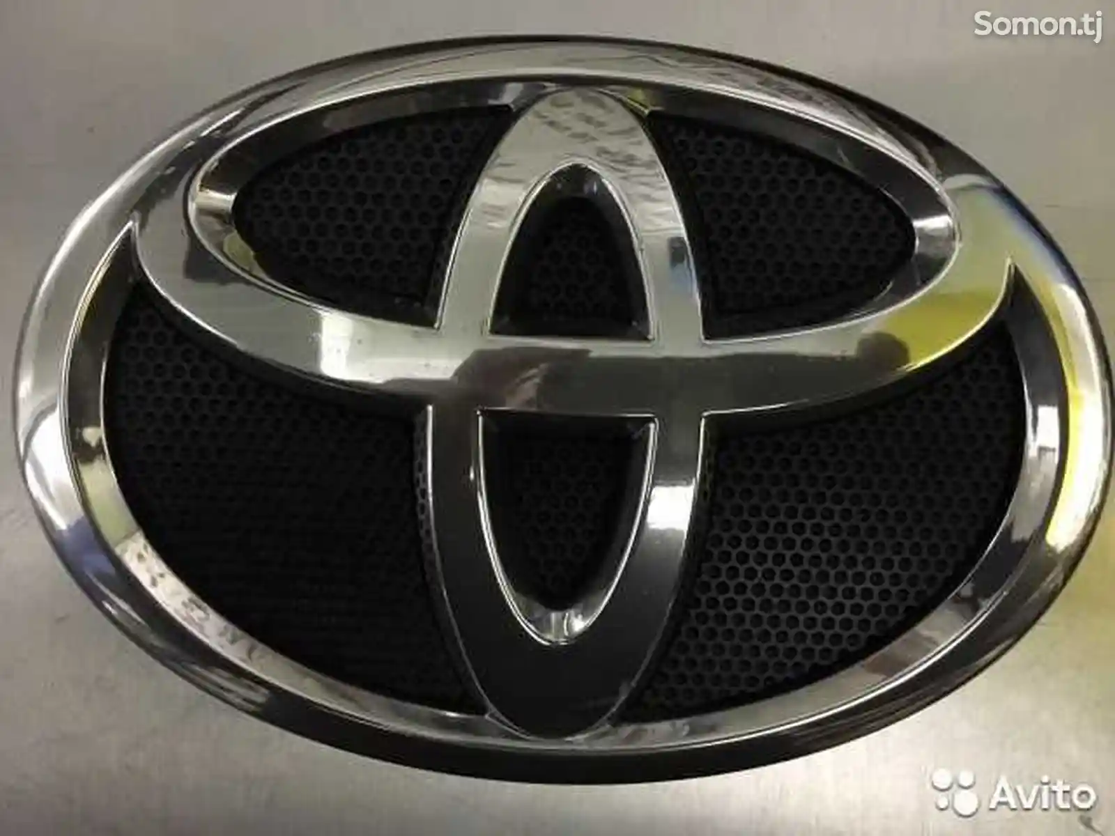 Передний знак Toyota Camry 2 2010-2011-3
