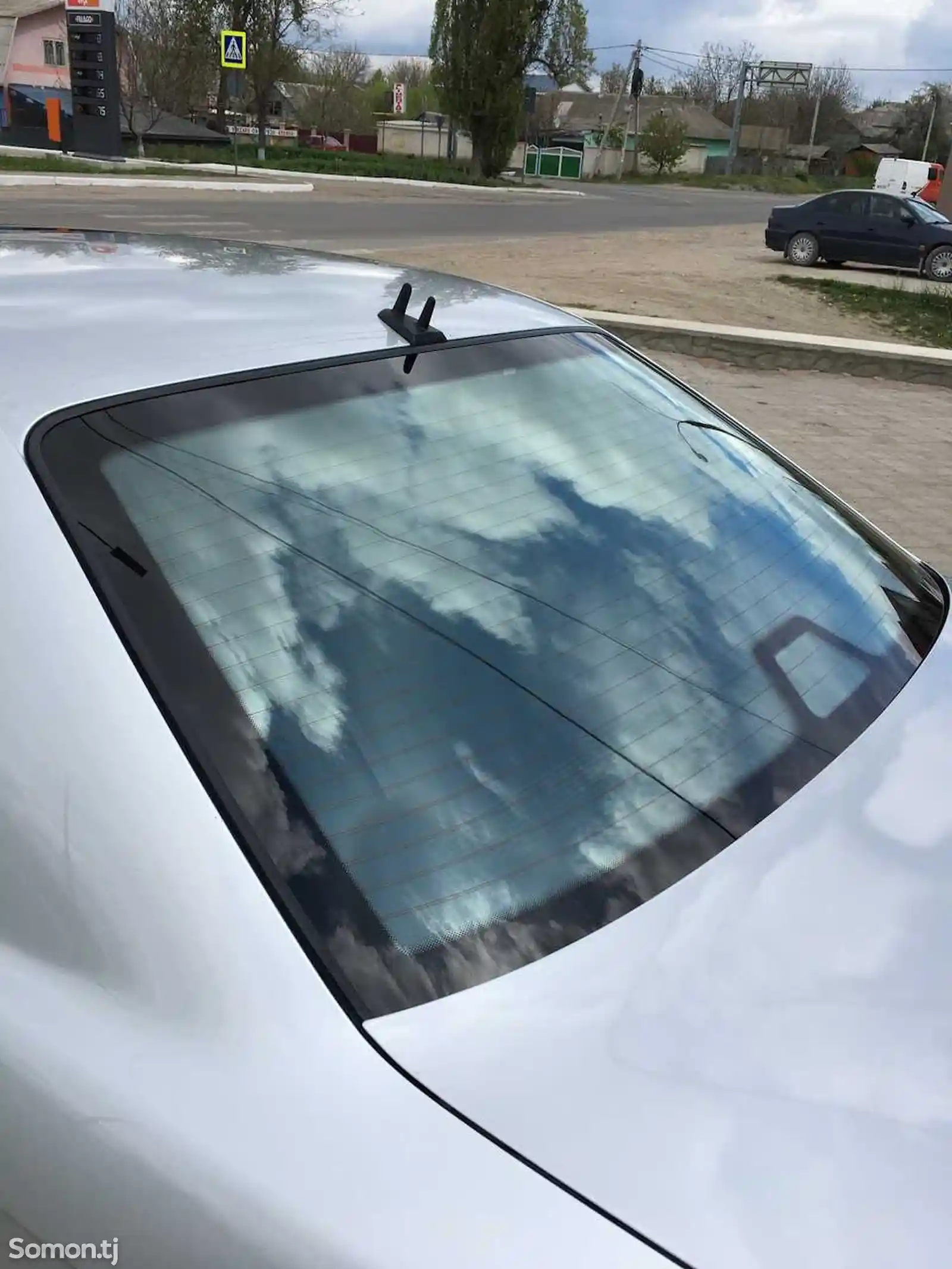 Заднее стекло от BMW E38-2