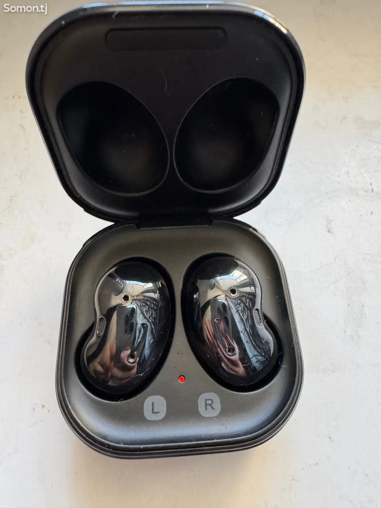 Беспроводные наушники Samsung Buds Live-1