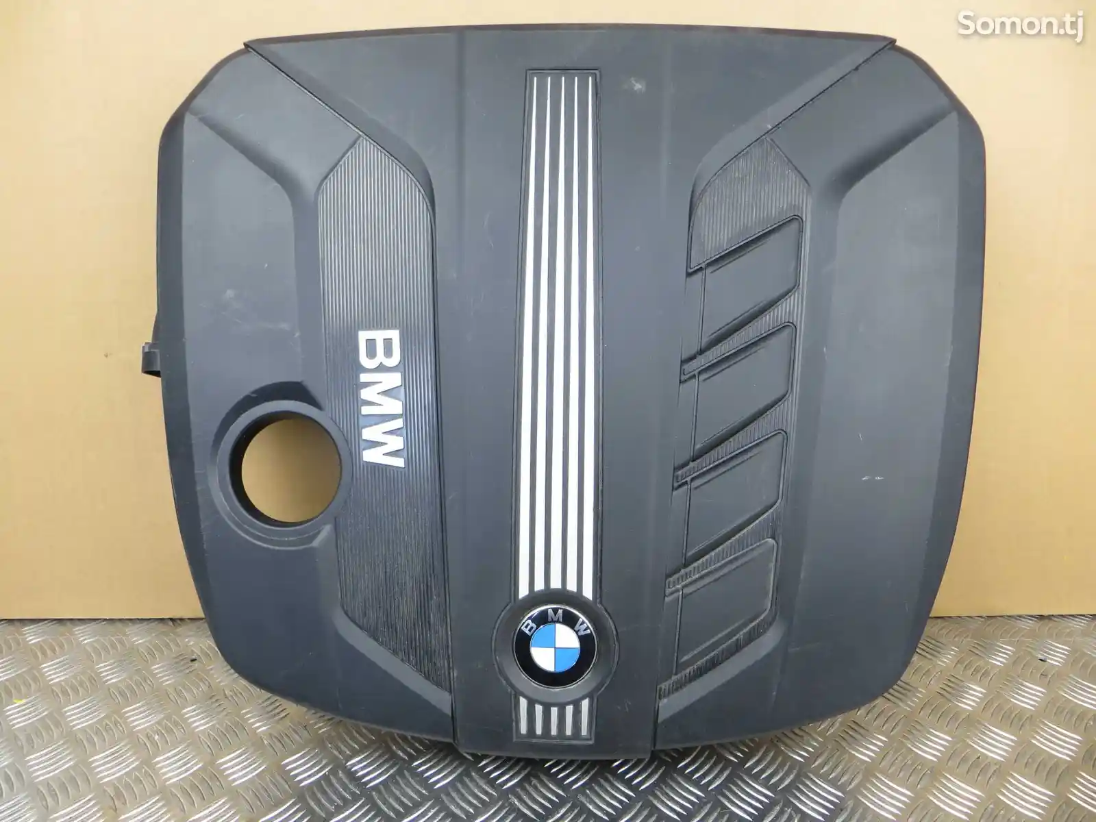 Крышка мотора на BMW