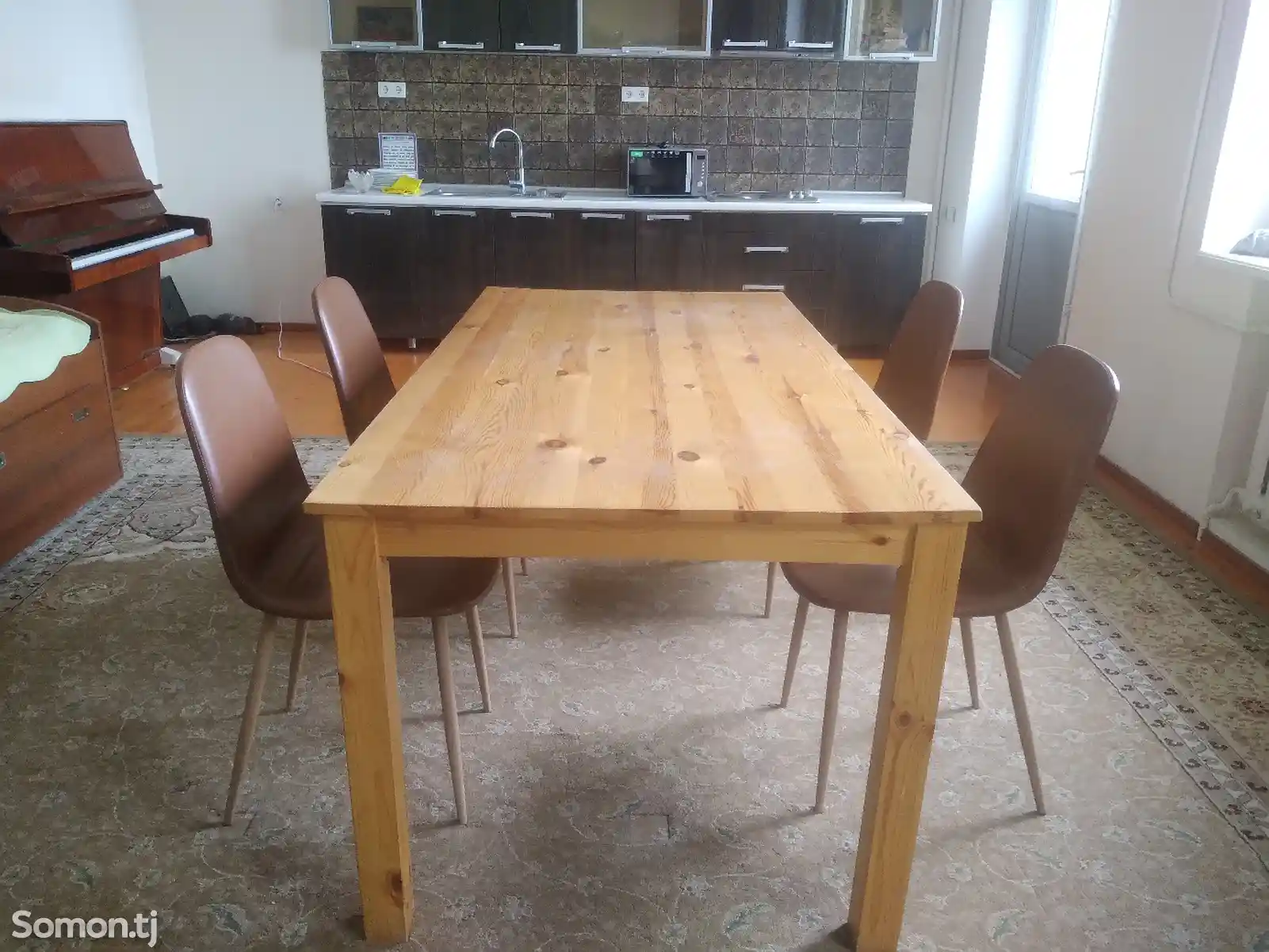 Деревянный стол с мягкими кожаными стулями-4