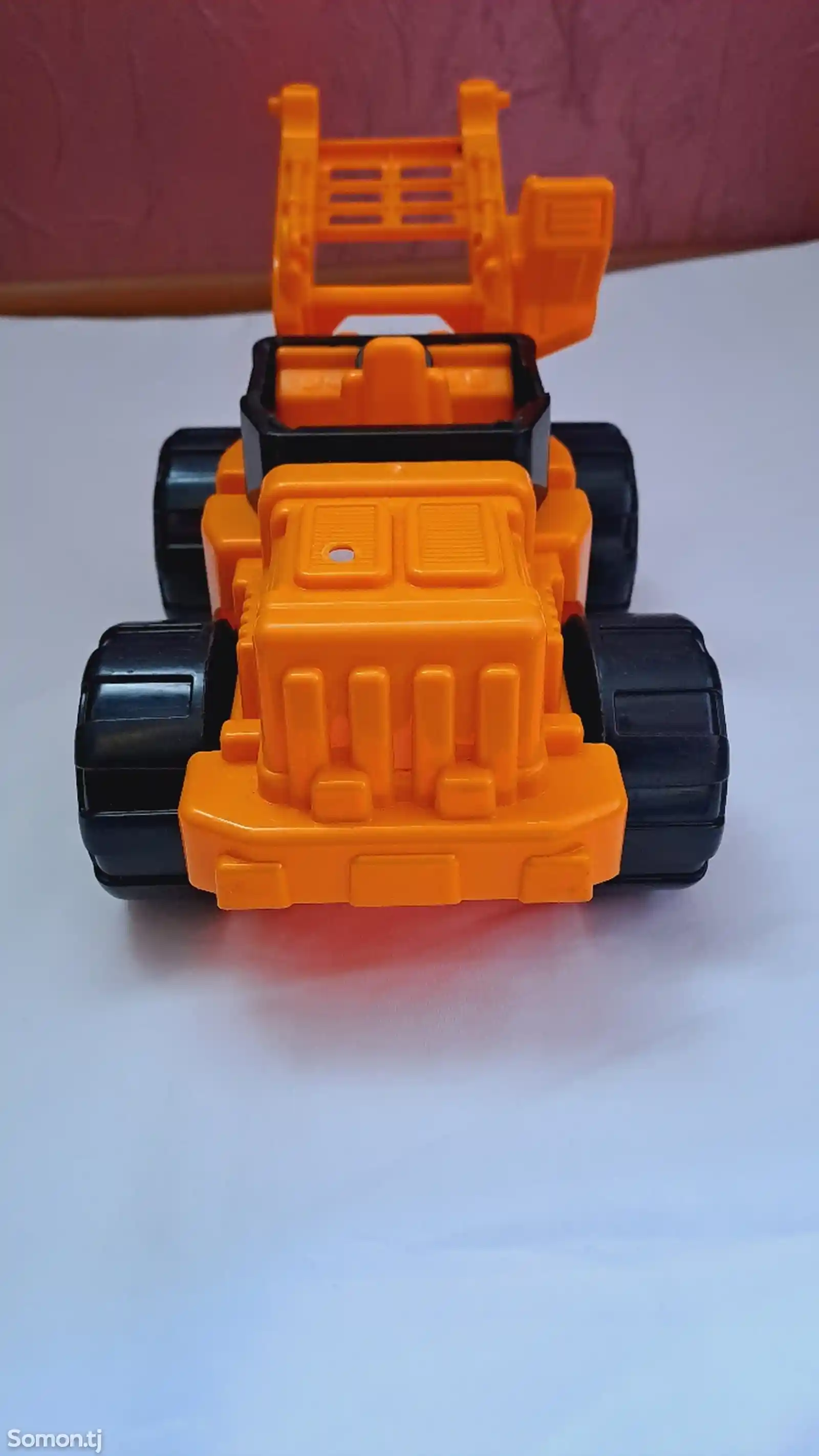 Игрушечный трактор-1