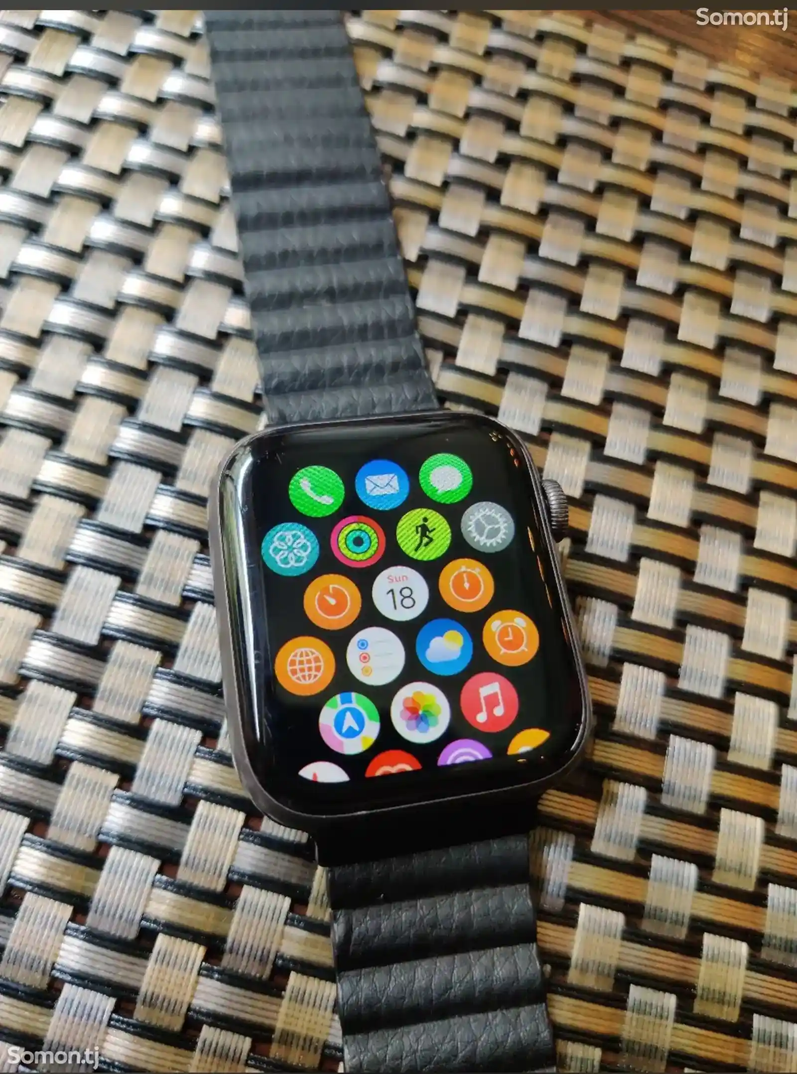 Смарт часы Apple Watch 4 44mm-1