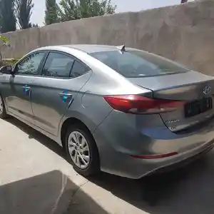 Hyundai Elantra, 2017