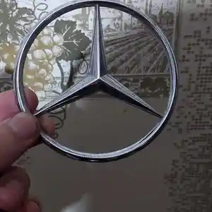 Знак от Mercedes-benz