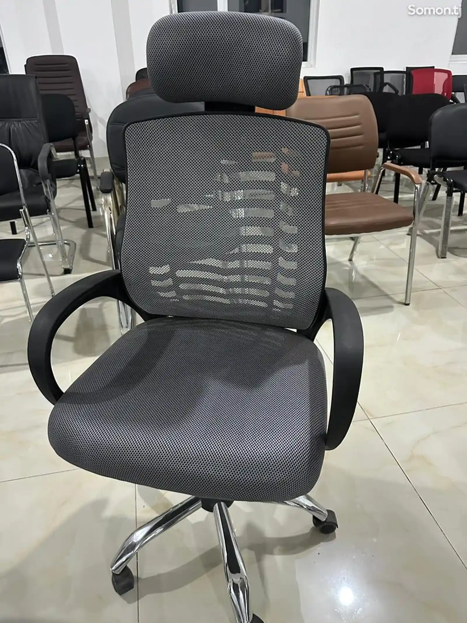 Офисное кресло с подголовником-2