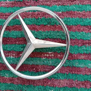 Знак багажника от Mercedes-Benz