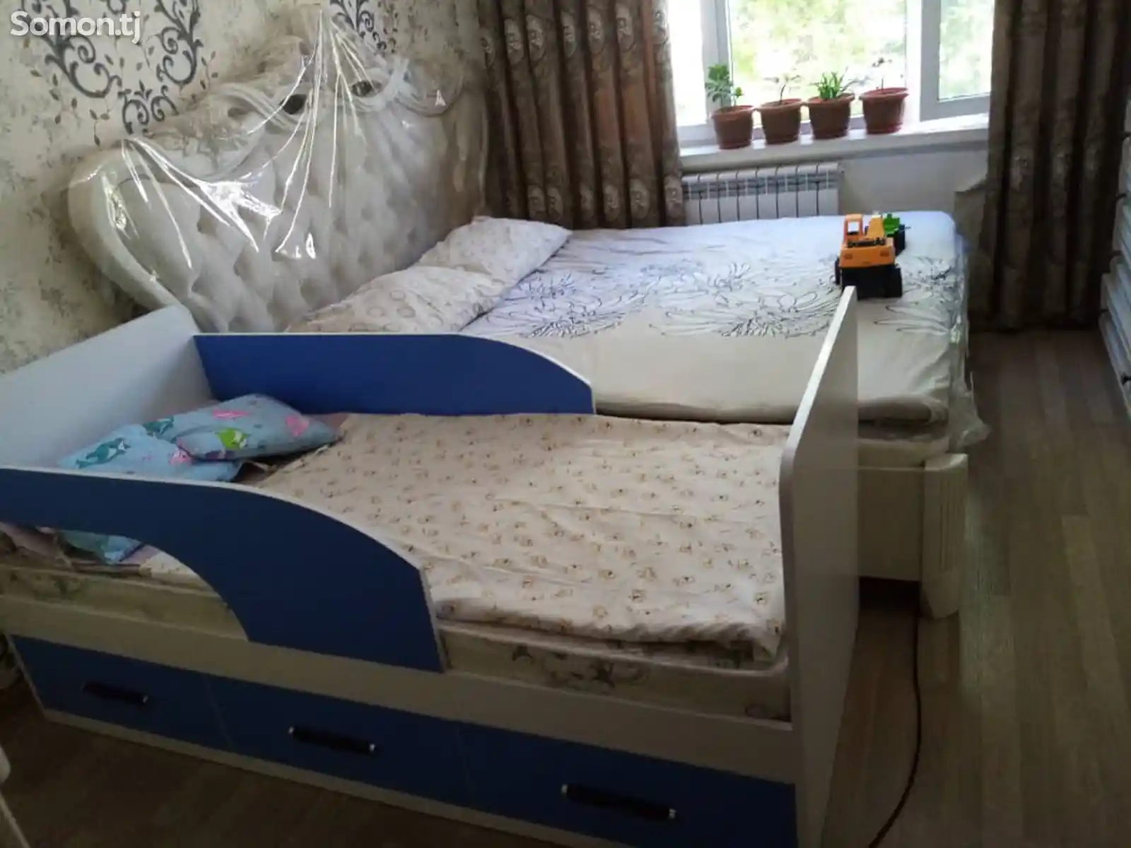 Спальный гарнитур с детской кроваткой-1