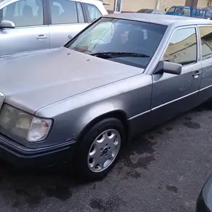 Mercedes-Benz W124, 1990