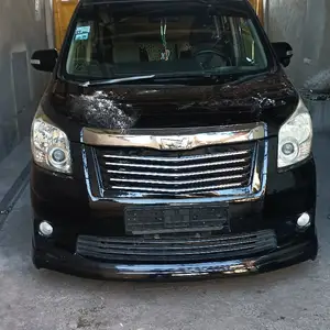 Toyota Noah, 2009