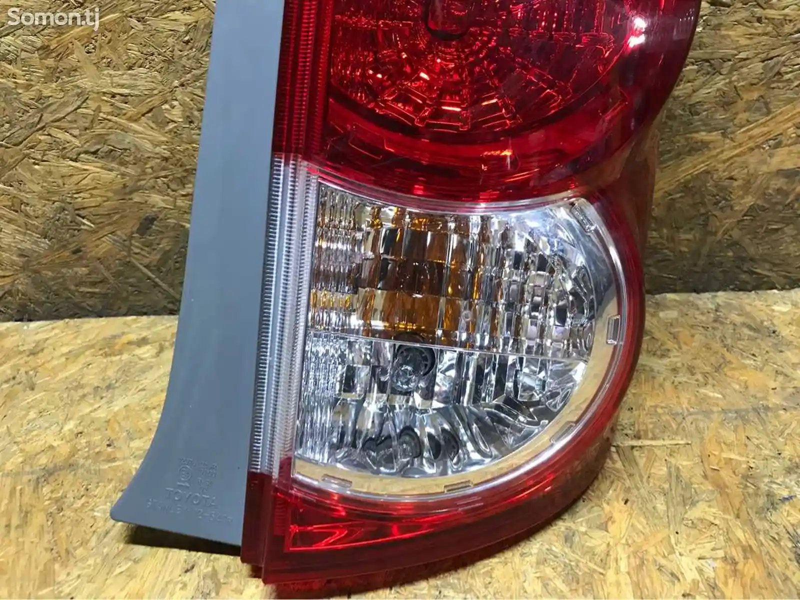 Задний правый фонарь на Toyota Rumion-3