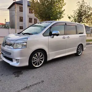 Toyota Voxy, 2009